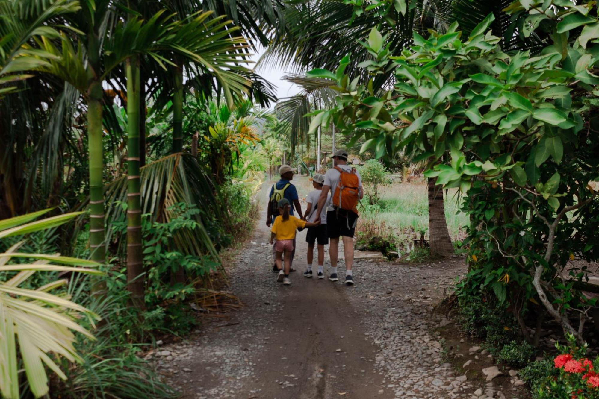 בוקיט לוואנג Ambow Homestay Jungle Trekking & Village Tour מראה חיצוני תמונה